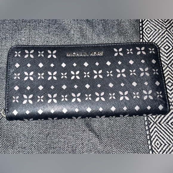 ☑️☑️Black and Shiny silver 2 piece Bag and Wallet Combo from Michael Kors 🤩 - Picture 2 of 8